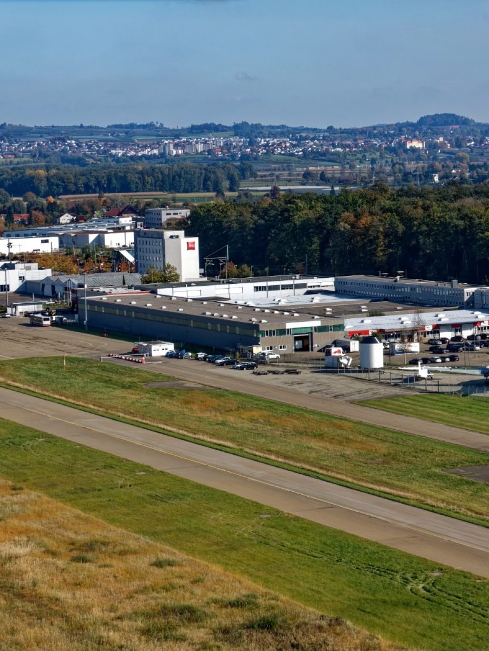 19.10.2020_Flug_mit_dem_Zeppelin_über_den_Flughafen_Friedrichshafen._05